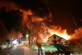 Grote uitslaande brand in Schellinkhout
