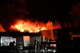 Grote uitslaande brand in Schellinkhout