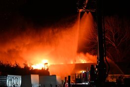 Grote uitslaande brand in Schellinkhout