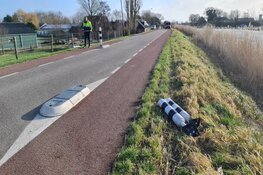 Auto te water gereden in Ursem, bestuurder ongedeerd