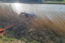 Auto te water gereden in Ursem, bestuurder ongedeerd