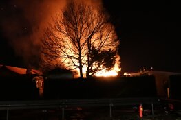 Grote brand op bungalowpark in Wervershoof