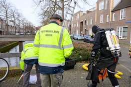 Kat vast onder brug gered door brandweer Hoorn