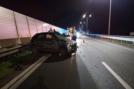 Automobilist tegen vangrail gereden bij Zwaag