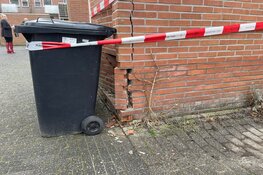 Auto rijdt tegen woning aan in Zwaag