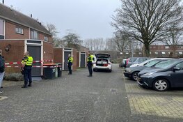Auto rijdt tegen woning aan in Zwaag
