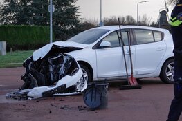 Auto te water door botsing in Zwaag