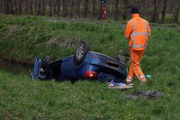 Auto te water door botsing in Zwaag