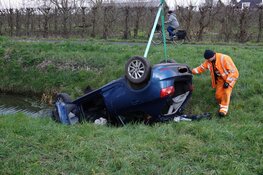 Auto te water door botsing in Zwaag