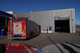 Automobilist komt vast te zitten in wasstraat in Zwaag