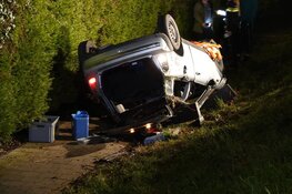 Auto rijdt van dijk in Wervershoof, meerdere gewonden