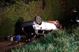 Auto rijdt van dijk in Wervershoof, meerdere gewonden