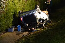 Auto rijdt van dijk in Wervershoof, meerdere gewonden