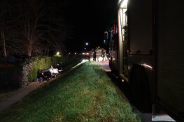 Auto rijdt van dijk in Wervershoof, meerdere gewonden