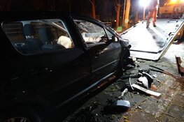 Auto tegen betonnen paal gereden in Bovenkarspel