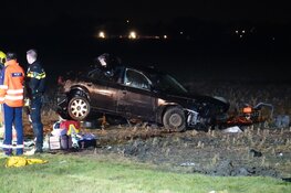 Auto gecrasht in Zwaagdijk-Oost, tenminste twee gewonden