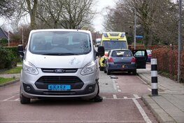 Taxi en auto botsen in Andijk