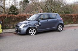 Taxi en auto botsen in Andijk