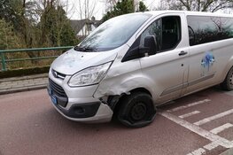 Taxi en auto botsen in Andijk