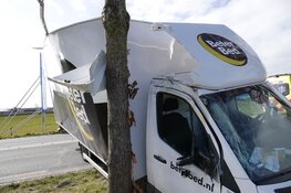 Harde wind: Botsing op N240 bij Zwaagdijk-Oost