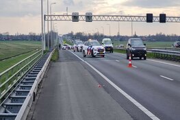 Auto in vangrail op A7 na uitwijkmanoeuvre