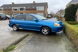 Brokkenpiloot beschadigt auto&#39;s bij uitparkeren