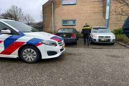 Brokkenpiloot beschadigt auto&#39;s bij uitparkeren