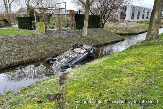 Auto te water in Hem