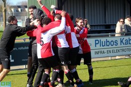 Alkmaarsche Boys blijft meedoen in titelstrijd na late winst op HSV Sport