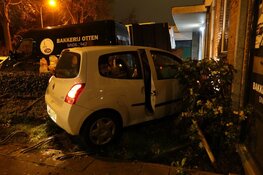 Auto tegen woning gereden in Hoorn