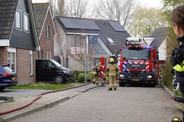 Brand in schuur in Medemblik, slaat over naar woning