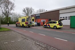 Onwel geworden automobilist rijdt tegen container