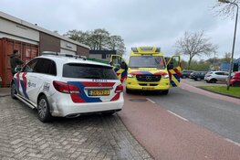 Onwel geworden automobilist rijdt tegen container