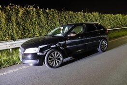 Automobilist tegen vangrail op Westfrisiaweg