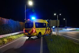 Automobilist tegen vangrail op Westfrisiaweg