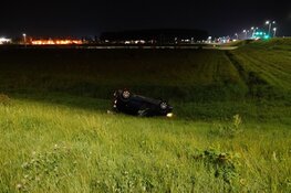 Auto raakt van dijk en belandt op de kop langs N307