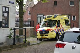 Persoon in water van haven Medemblik aangetroffen