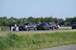 Twee auto`s total loss na botsing in Venhuizen