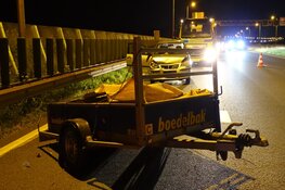 Aanhanger krijgt klapband op A7: twee gewonden