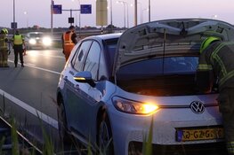 Elektrische auto bijna in brand op Westfrisiaweg