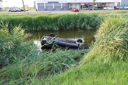 Auto op de kop in de sloot in Enkhuizen