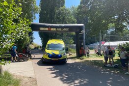Meerdere personen bevangen door hitte tijdens Ironman Westfriesland. Ambulances rijden af en aan in centrum Hoorn