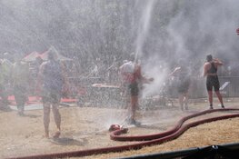 Meerdere personen bevangen door hitte tijdens Ironman Westfriesland. Ambulances rijden af en aan in centrum Hoorn