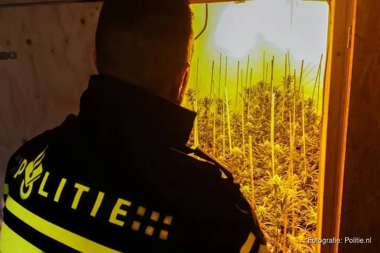 Burgemeester sluit drugswoning aan de Tjalk