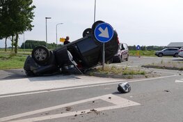 Auto op de kop na aanrijding in Wervershoof