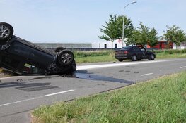 Auto op de kop na aanrijding in Wervershoof