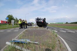 Auto op de kop na aanrijding in Wervershoof