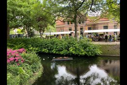 Vlooienmarkt in het Snouck van Loosenpark in Enkhuizen