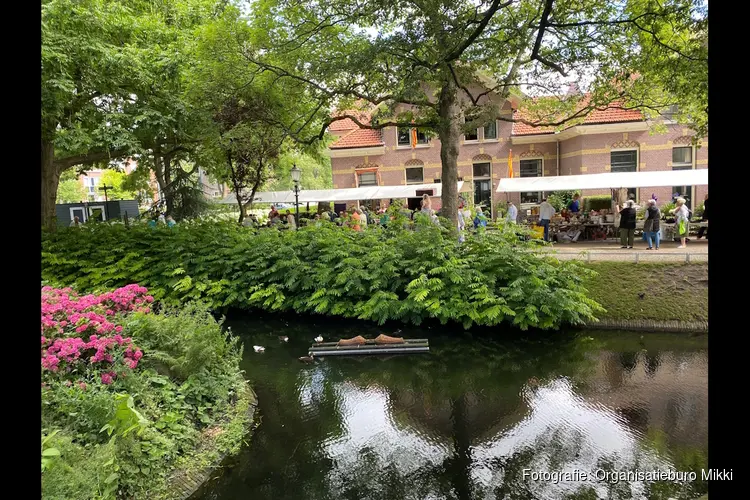 Vlooienmarkt in het Snouck van Loosenpark in Enkhuizen
