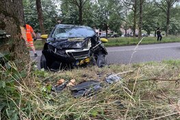 Auto tegen boom bij eenzijdig ongeval in Blokker